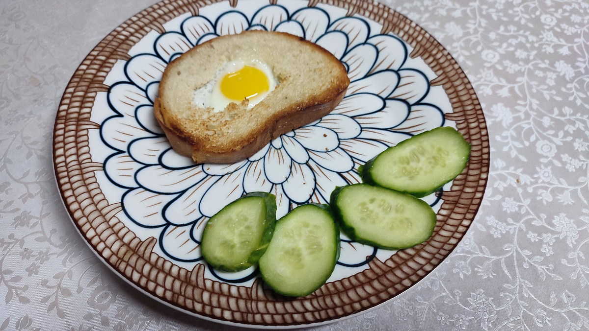 Завтрак: батон, яйцо перепелиное, огурец