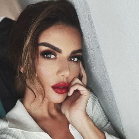     Анна Седокова в слезах пожаловалась на год травли