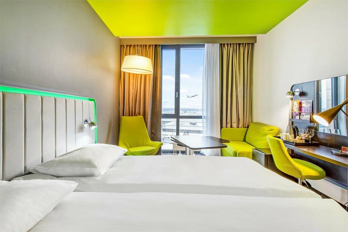 Окна некоторых номеров в отеле выходят прямо на взлётно-посадочную полосу — рай для фанатов авиации. Найти такие номера можно по описанию на странице отеля в Яндекс Путешествиях. Фото: Cosmos Saint Petersburg Pulkovo Airport Hotel / Яндекс Путешествия