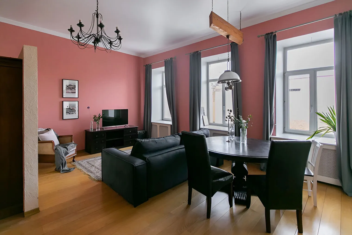 Здесь висели шторы в крупный цветочек. Замените шторы на однотонные серо-голубые и будет совсем другой вид