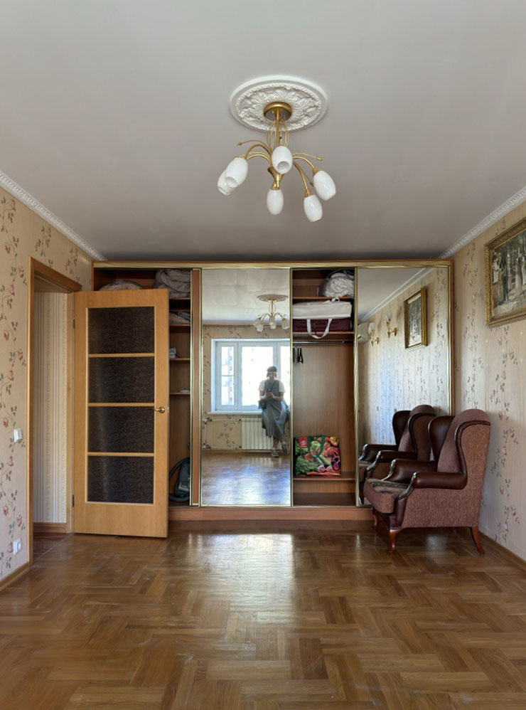 Стеклянный шкаф-купе выглядит старомодно