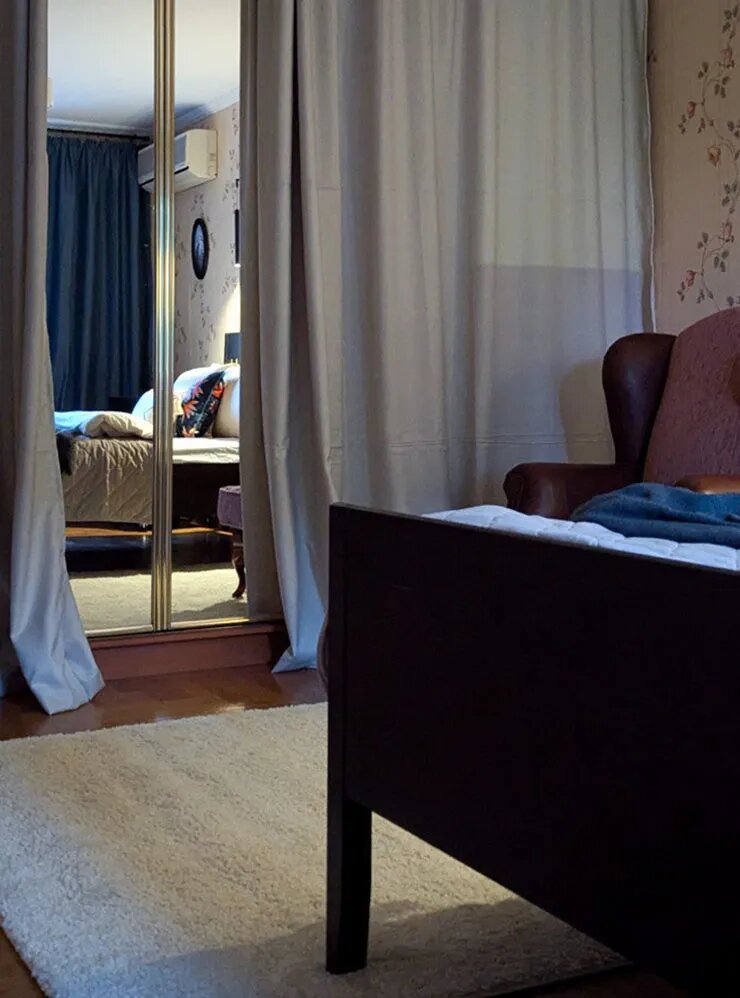 Лучше закрыть его драпировкой