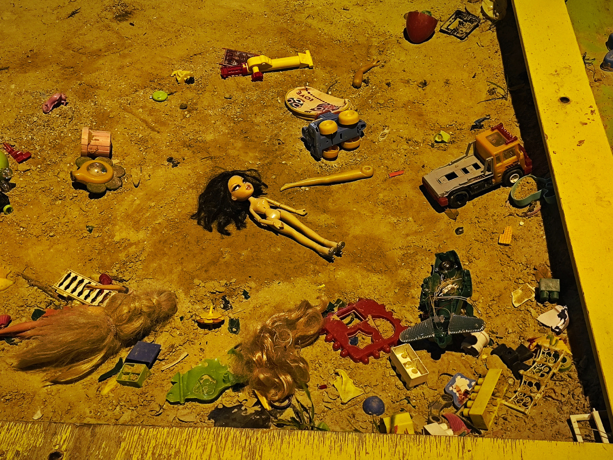 Куклы в песочнице