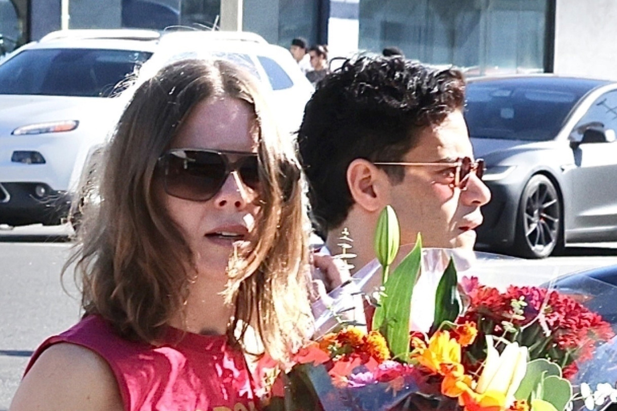     Рами Малек закрутил роман с дизайнером через полгода после расставания со звездой «Короны» Эммой Коррин