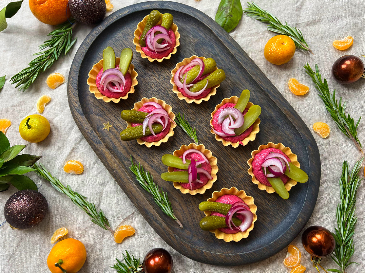 Тарталетки со шпротами  на праздничный стол (хоть шпроты тут и не видно)