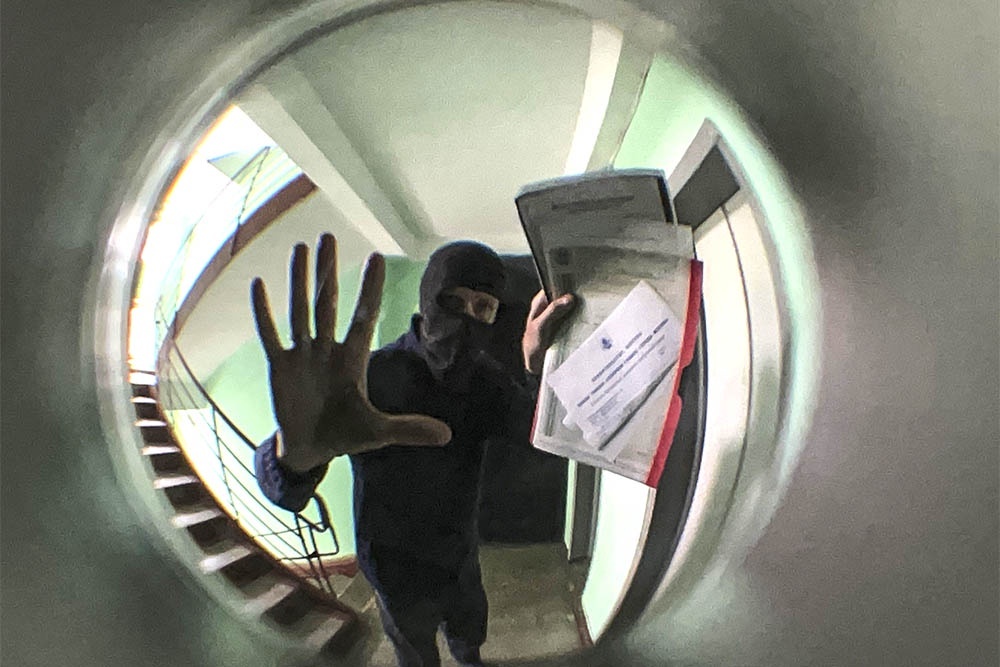    После возврата денег покупателю продавец вправе взыскать их с мошенников. / Сергей Михеев