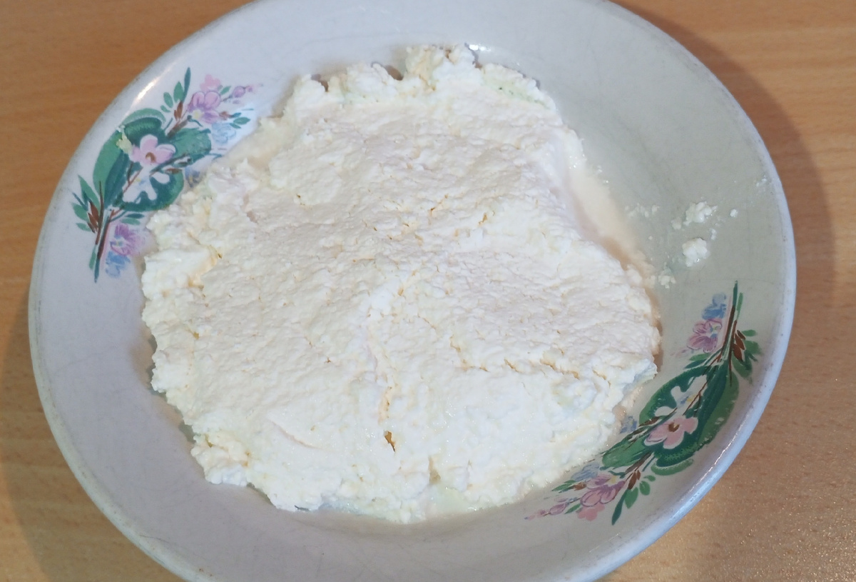 Домашний творог прекрасно подойдёт для приготовления сырников