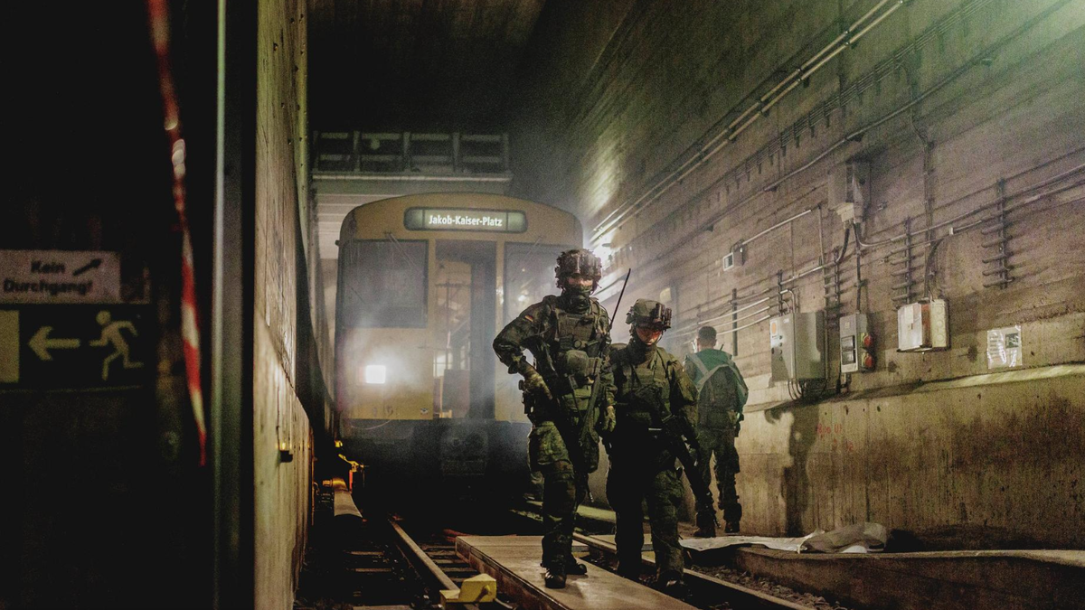 Солдаты в подземной шахте во время учений бундесвера в рамках операции «Болльверк Берлин» © picture alliance / photothek.de / Florian Gaertner