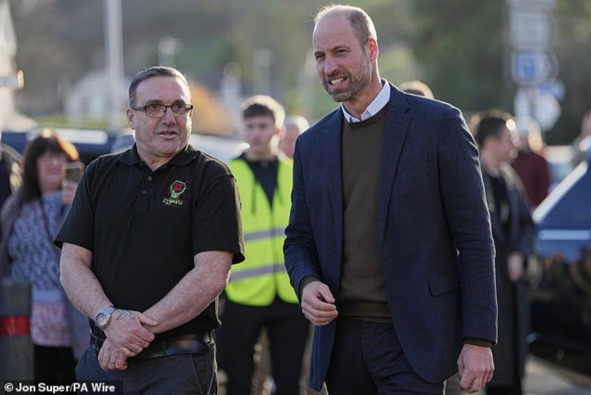 Принц Уэльский прогуливается со Скоттом Дженкинсоном, основателем организации Youth Shedz, во время визита в ее штаб-квартиру в Конви во вторник.