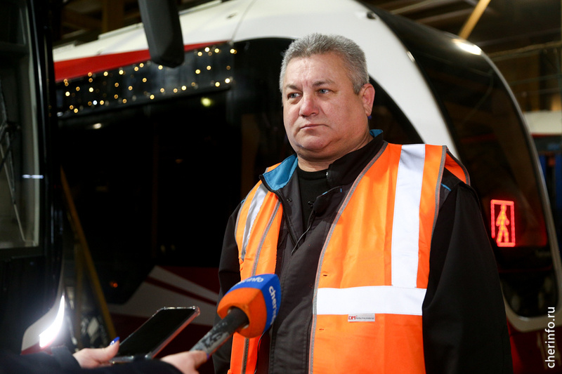    Снаружи вагоны украшают светодиодными гирляндами, внутри салона - мишурой, растяжками и игрушками.