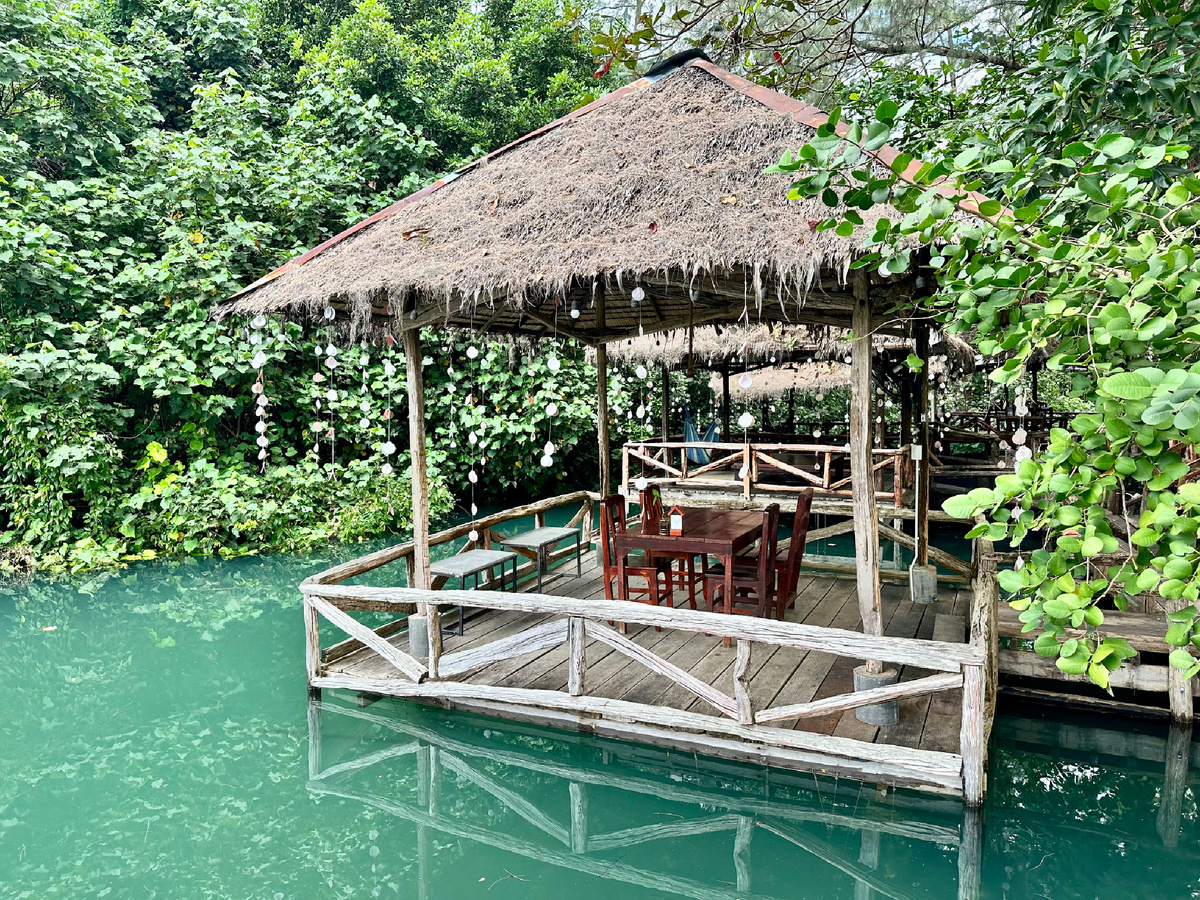Кафе - бунгало у воды.