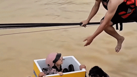 «Параллельно бабульку захватили» — двухметровый россиянин о спасении вьетнамцев после потопа