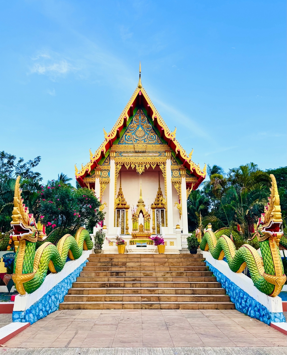 Храмы в Таиланде обычно яркие и красочные