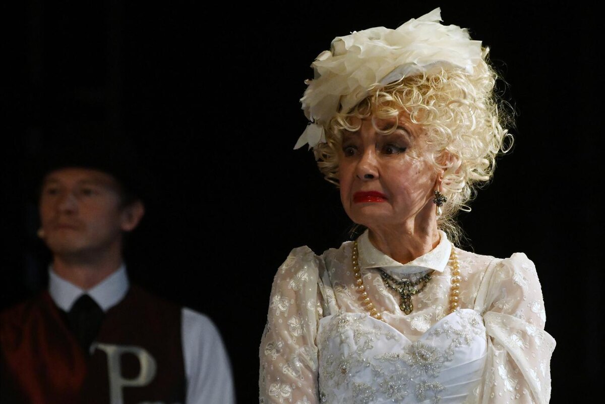 Актриса Валентина Шарыкина в роли Мадам Марти в сцене из спектакля "Дамское счастье" Владимир Федоренко / @РИА "Новости" 