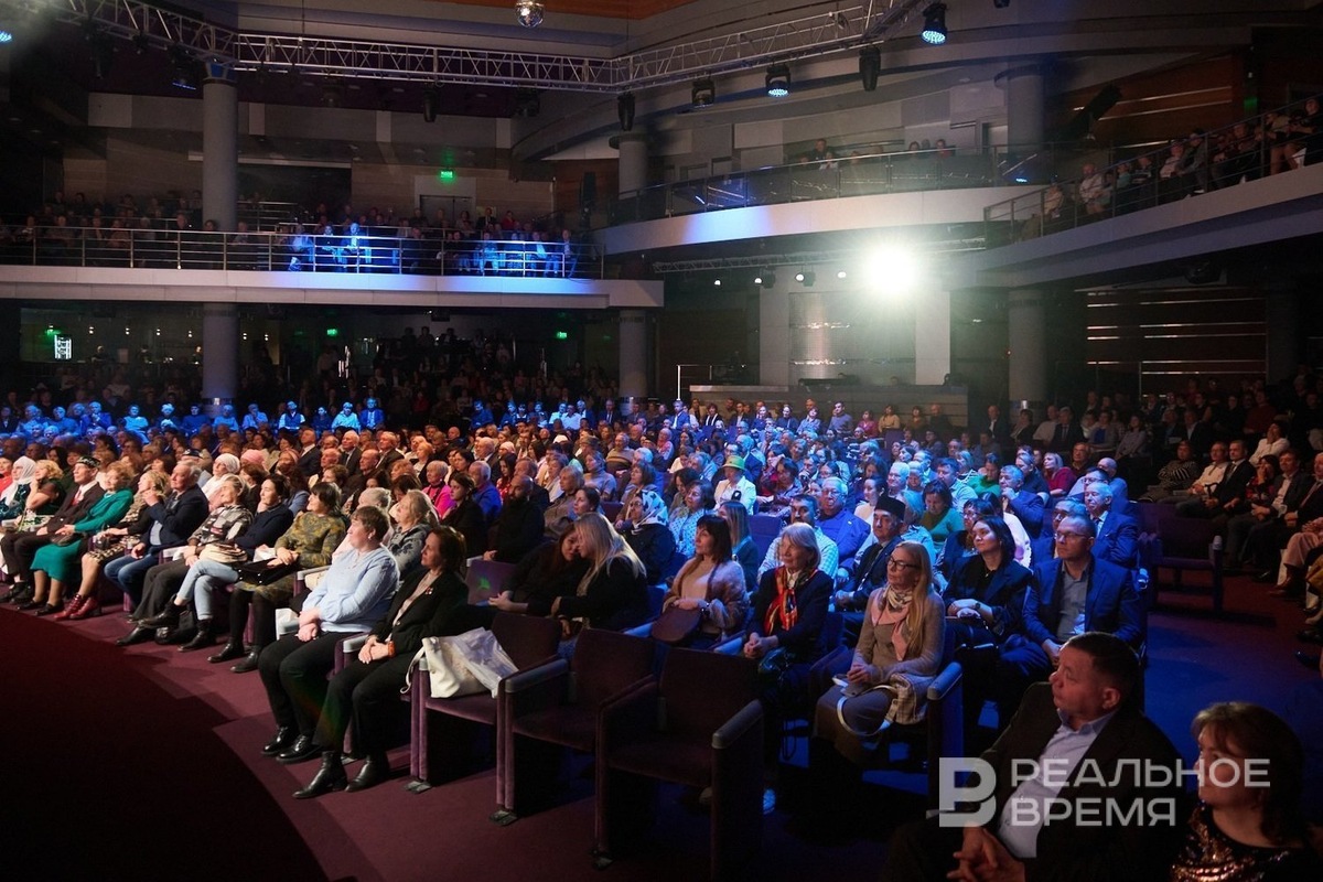    В зале КРК «Пирамида» собрались родные, друзья, коллеги и почитатели таланта Рафаэля Ильясова со всех уголков республики. Динар Фатыхов / realnoevremya.ru