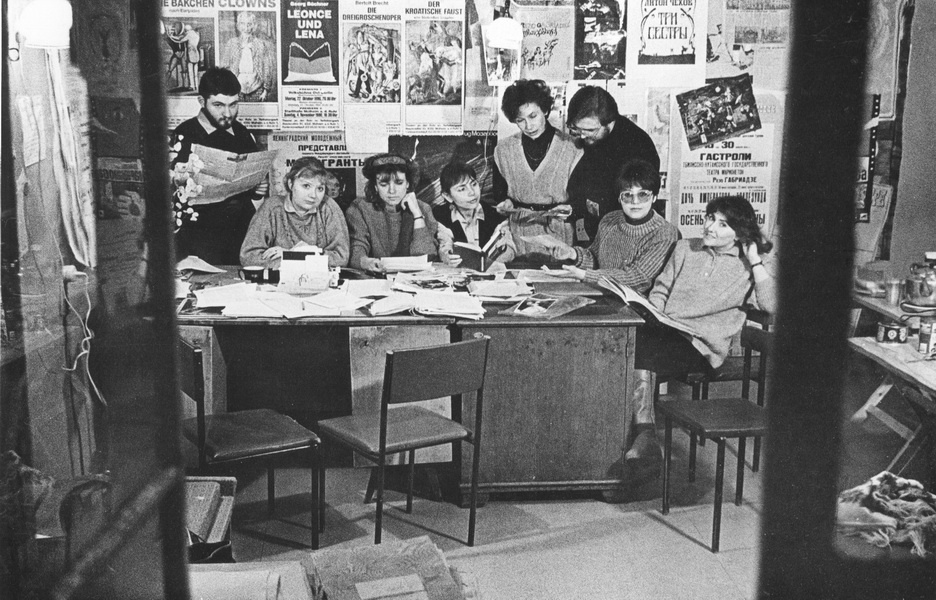 Редакция журнала Cool — именно эти люди решали, что будет модным на следующей неделе. Кадр из репортажа о медиа-индустрии 2000-х.*