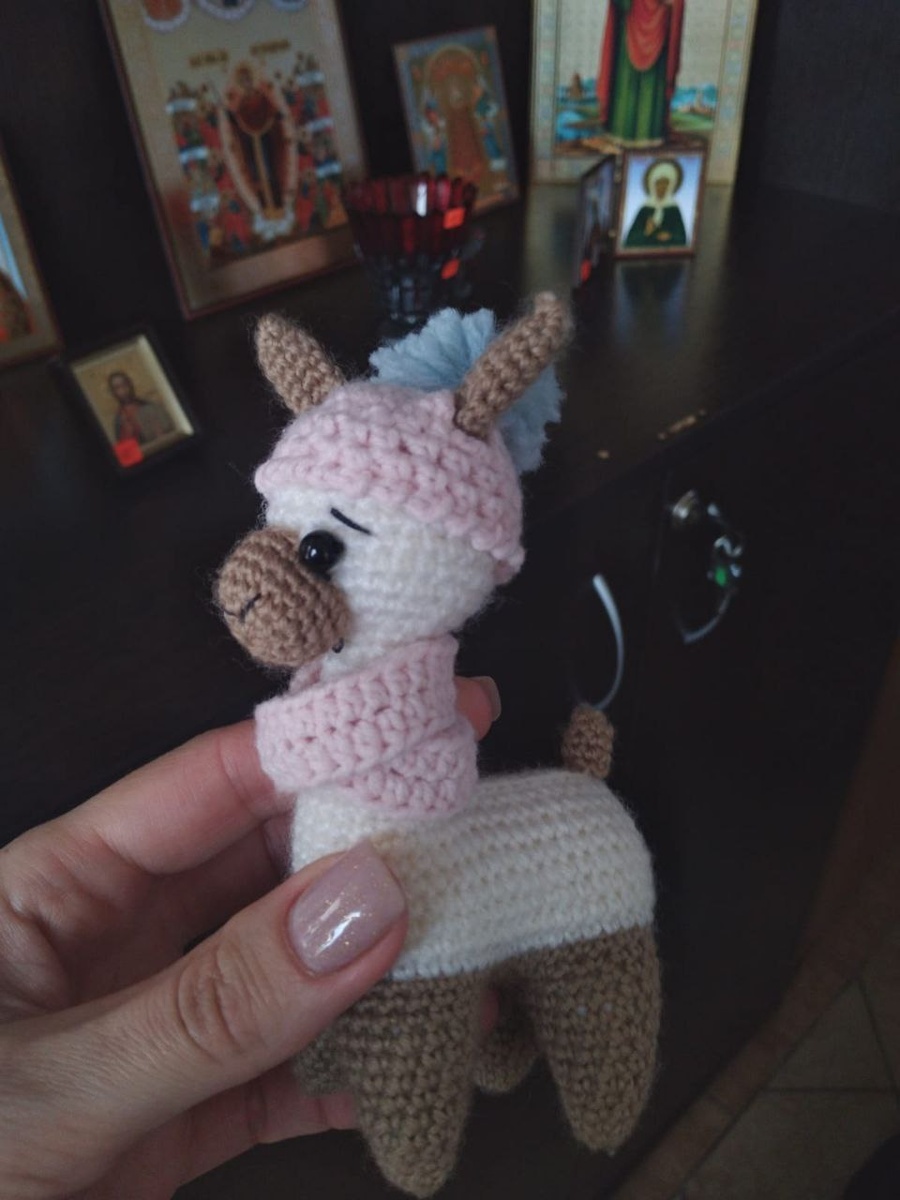 Лама, связанная в подарок маленькой девочке