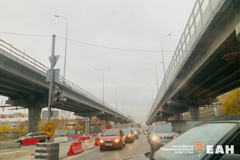    ЕАН. Автомобили у развязки