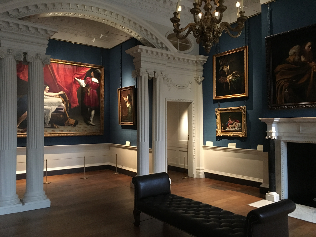 Бывшая спальня Генриха VIII, была частью личных покоев короля. В нише в дальнем правом углу можно различить заложенную кирпичом дверь, которая когда-то вела в покои Уолси. https://www.sbidawards.com