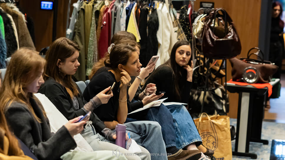 Участники Ростовская неделя моды внимательно слушали своих наставников еще на этапе подготовки и репетиций .📷Фото: Кристина Дорохова