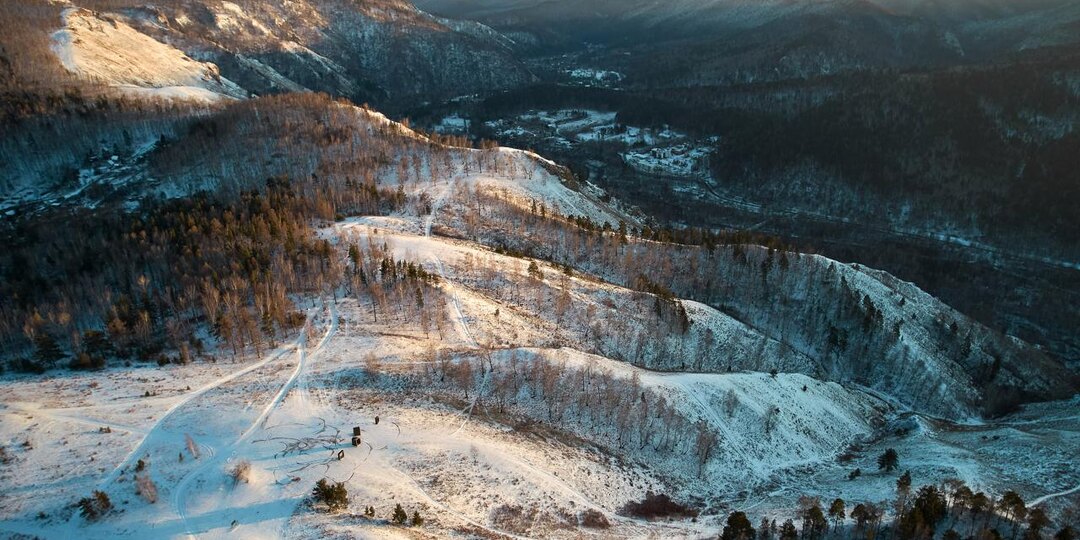 Торгашинский хребет, скала Красный гребень и вид на Красноярск