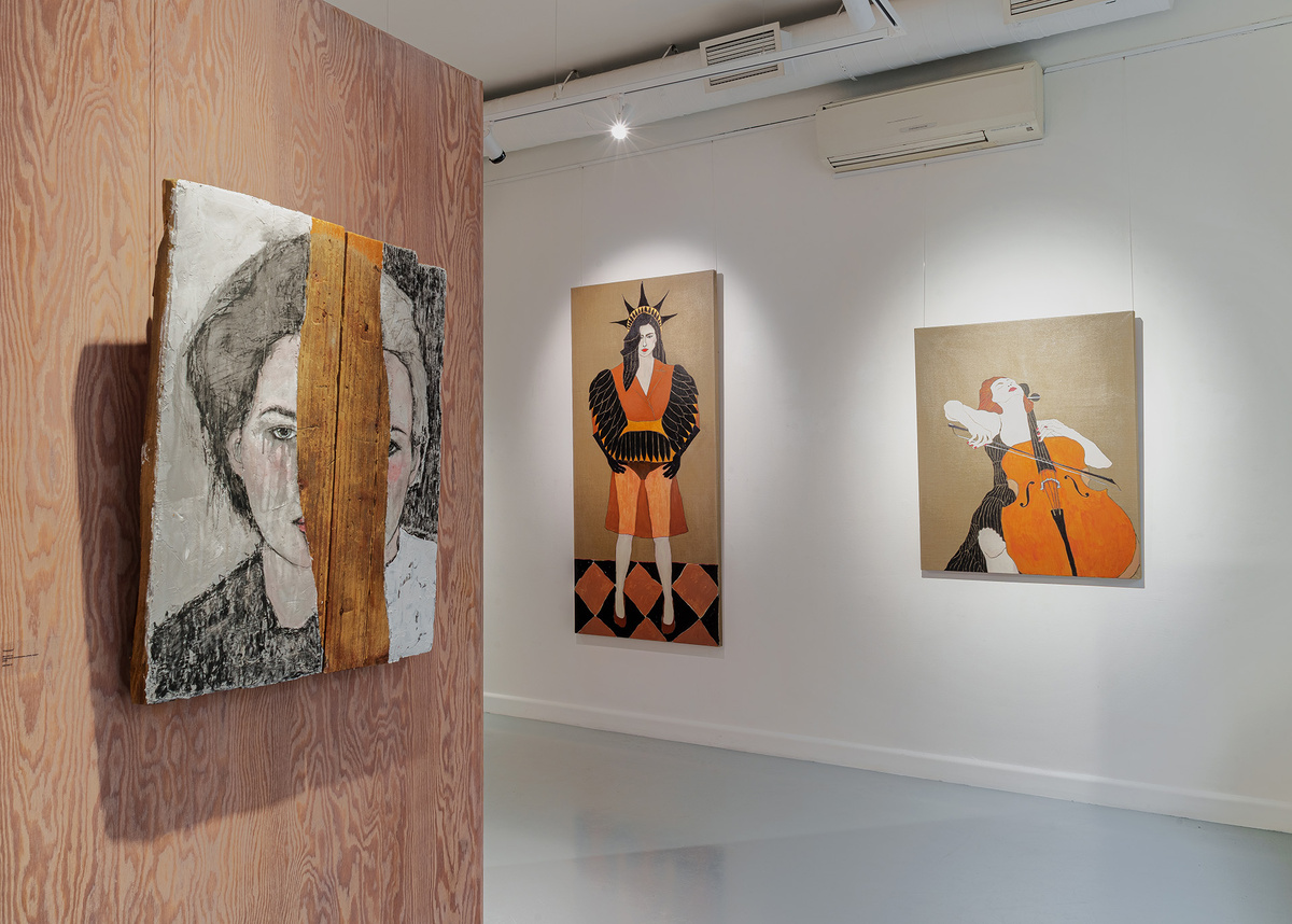    Экспозиция выставки «Леда съела лебедя»