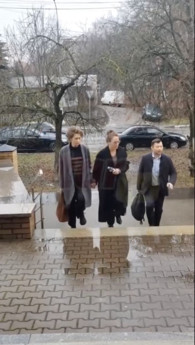 Ксения Раппопорт и Аглая Тарасова входят в здание суда