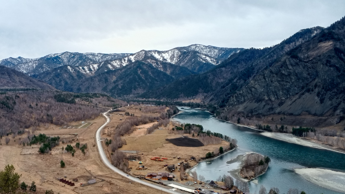 Вид на Катунь со смотровой площадки.