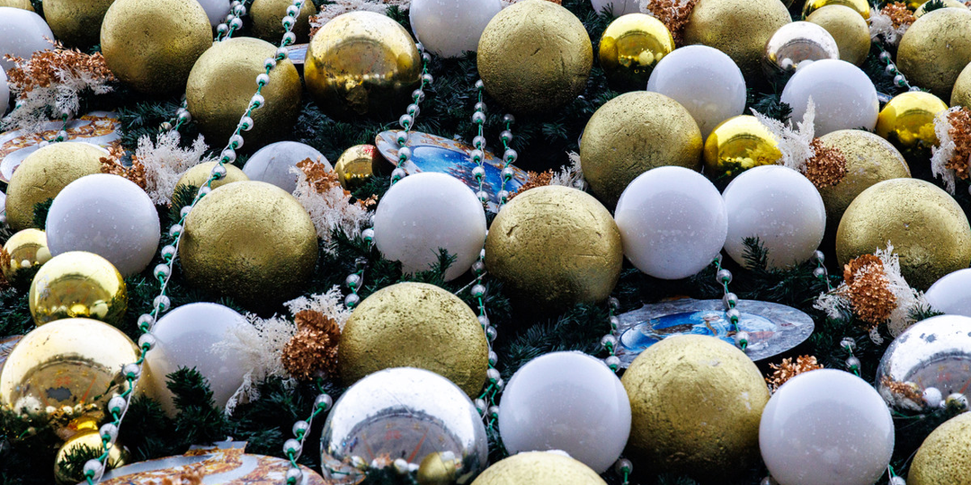 На Октябрьской площади в Минске завершили монтаж главной новогодней елки страны