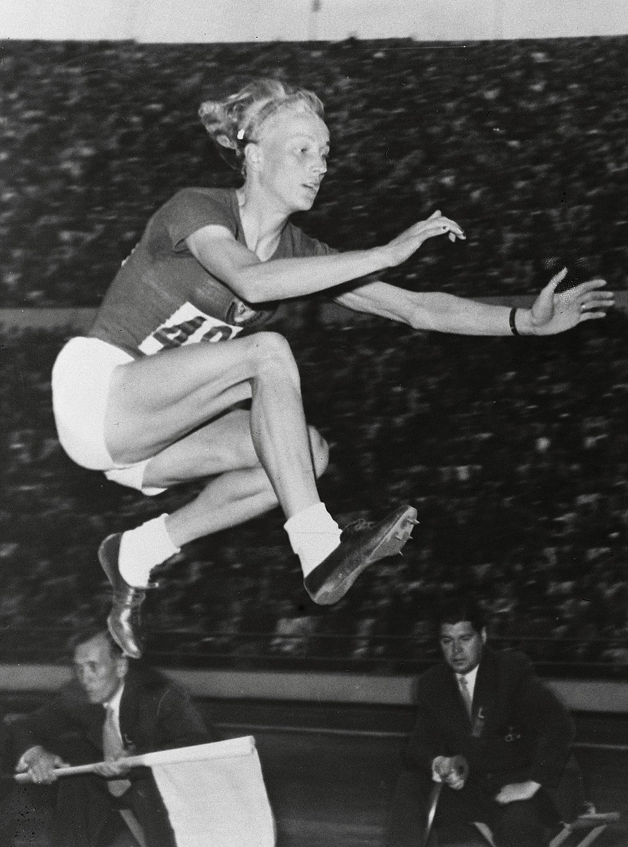 Представьте: 1952 год. Скромная девушка из советского союза совершает невозможное.