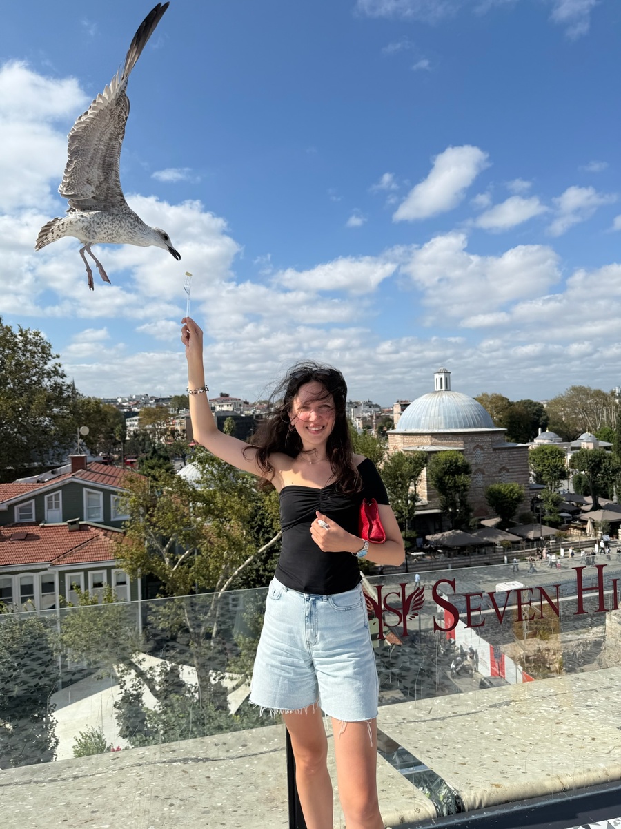 в ожидании что сейчас отберет кусочек сыра