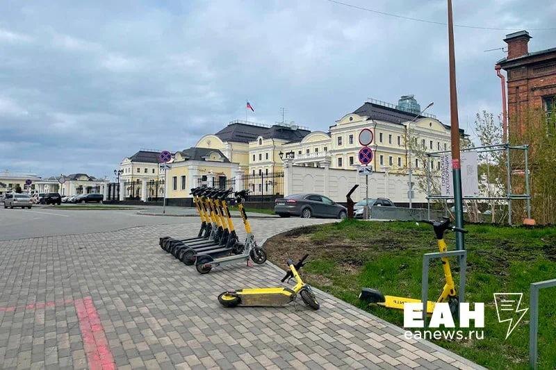    ЕАН. Электросамокаты у здания полпредства УрФО