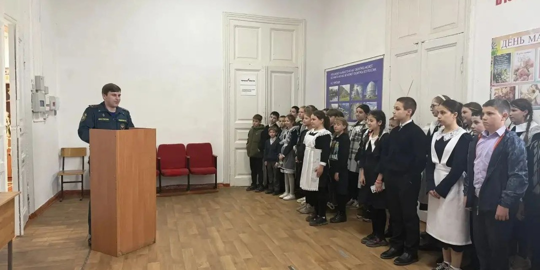 Сотрудники МЧС России провели встречу со школьниками Зеленчукского района