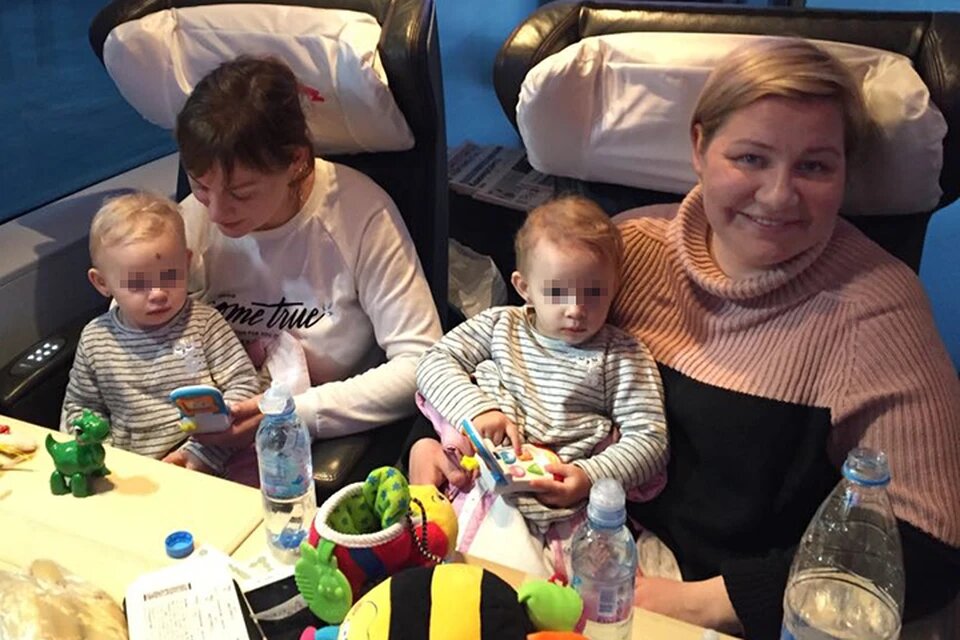 Ольга Сазонова (справа) после полутора лет судов все-таки вернула дочек - Лену и Тасю. Слева - сестра Ольги, тетя девочек. Фото: Личный архив.