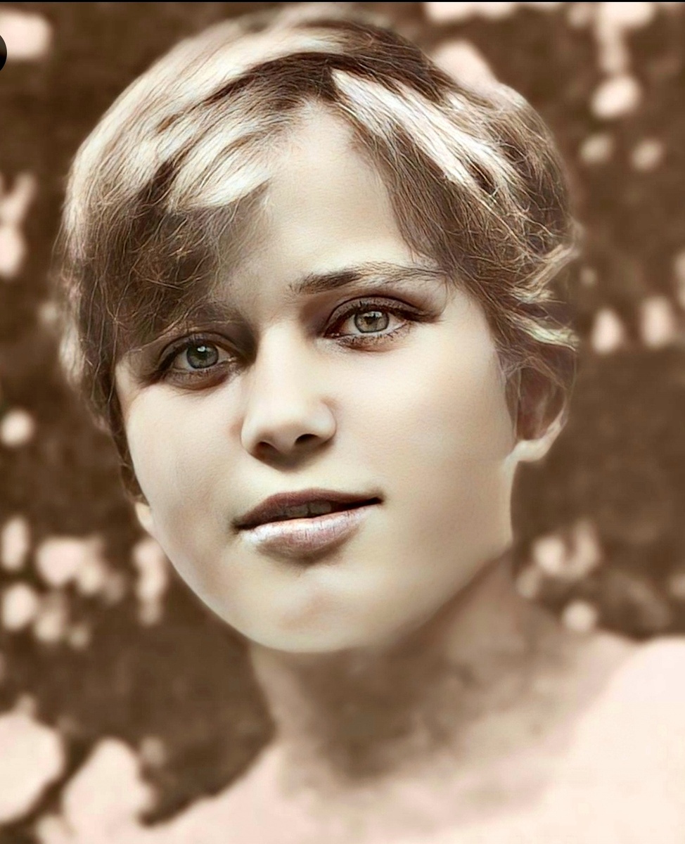 Надежда Иеронимовна Уборевич в 16 летнем возрасте. Из группового снимка детей на даче Уборевича в Гнездово. 1936г. 