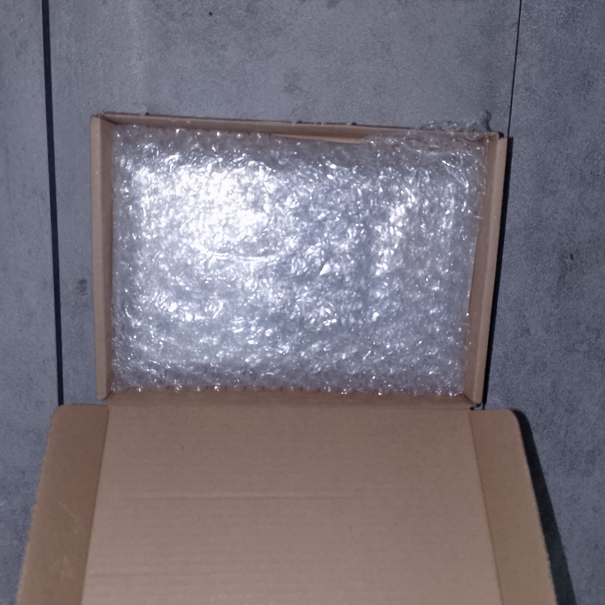    2 — Коробка открыта, картридж лежит в пупырке — упаковано надёжно.