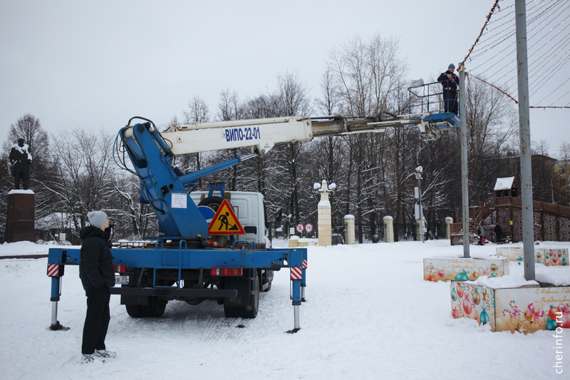    Она установлена на площади Металлургов. Высота новогоднего дерева - 23 метра.