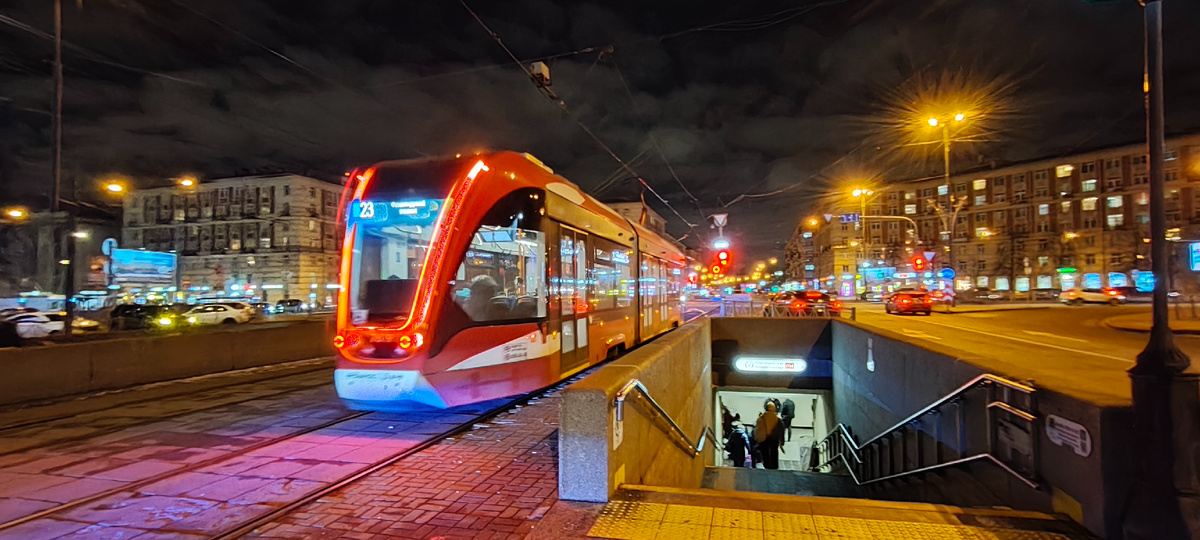 После 18 часов конечно уже очень темно. Пересаживаюсь с трамвая в метро. 