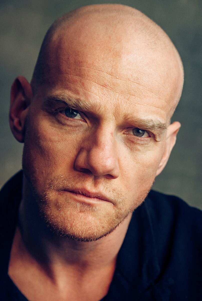 Юрий Андреевич Колокольников, российский актер театра, кино, телевидения, озвучивания и дубляжа, кинорежиссер и кинопродюсер. Родился 15 декабря 1980 года 