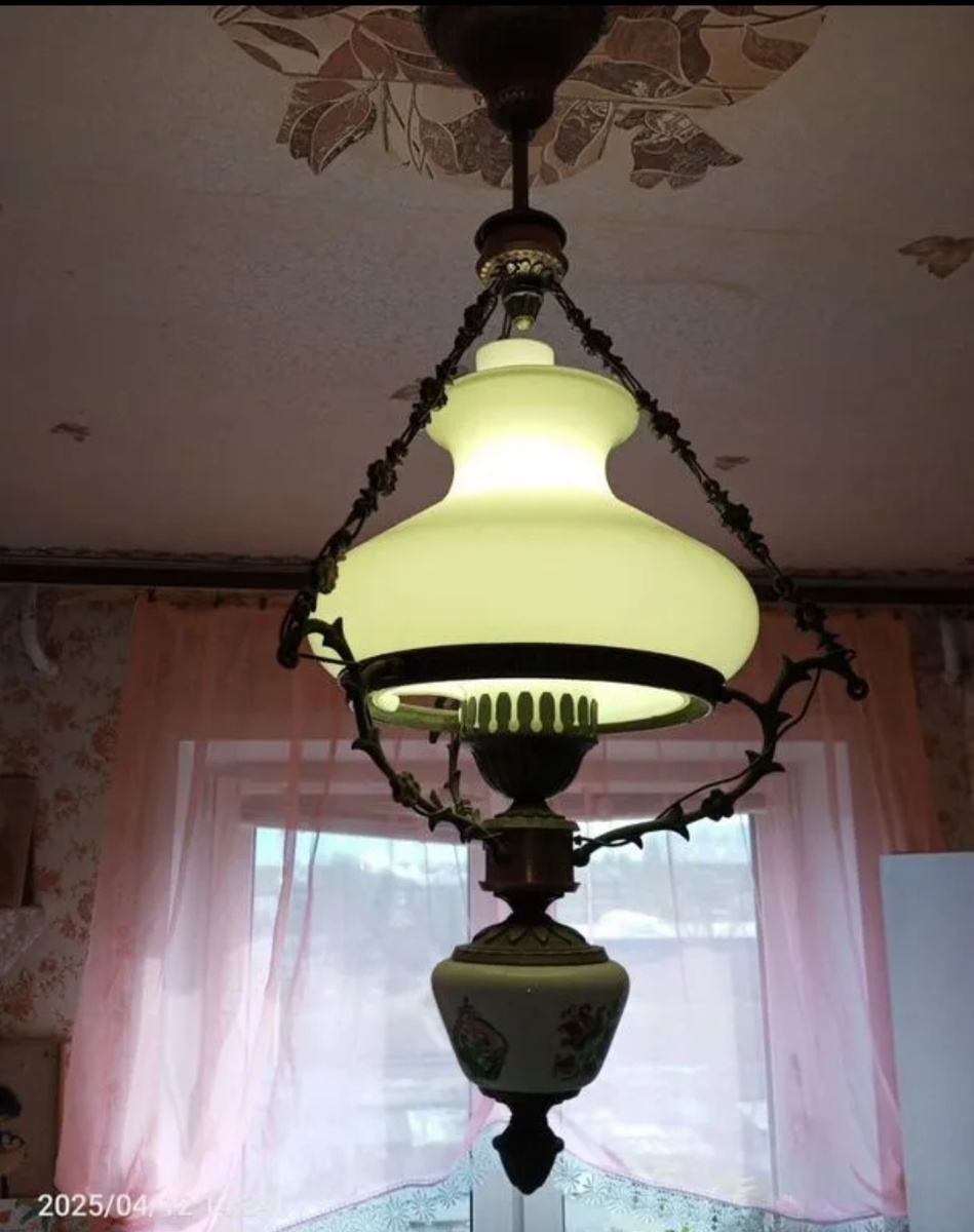 Как всегда приобрела на АВИТО такой вот замечательный светильник, точнее каркас от него. Плафоны были разбиты.