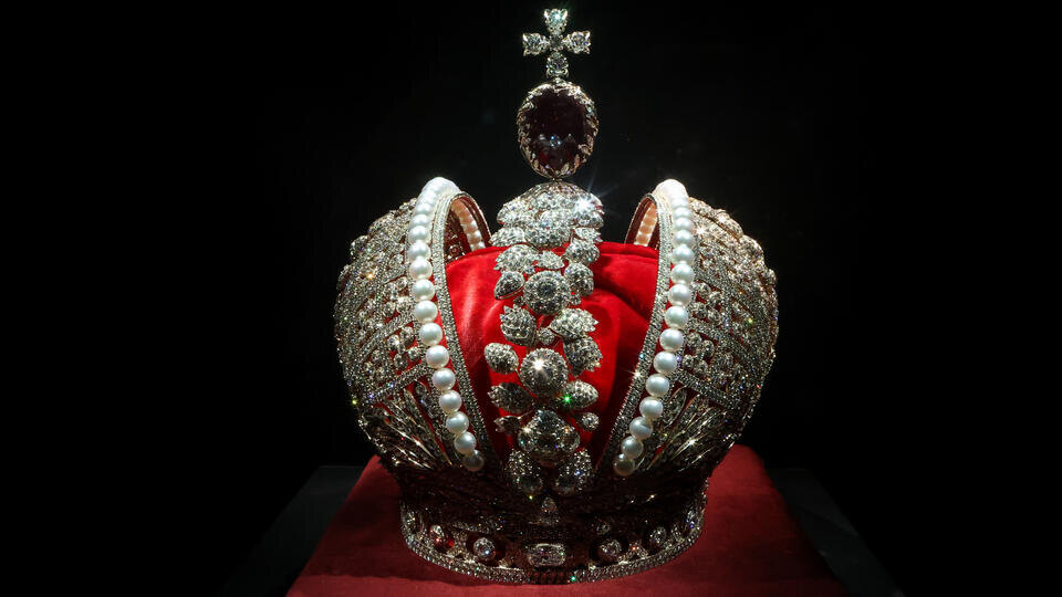     Посетительницы музея в Петербурге устроили фотосессию в императорской короне Сергей Карпухин/ТАСС