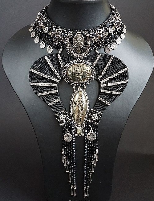 Колье «Монголка». Выполнено из симбирцита, жеоды, тирракаста, чешского бисера, японского бисера Toho, японского бисера Delica, сутажа. Дизайнер украшений: Гузель Бакеева.