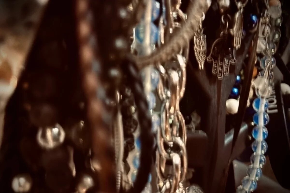    В Твери сотрудница ПВЗ забирала ювелирные украшения и деньги