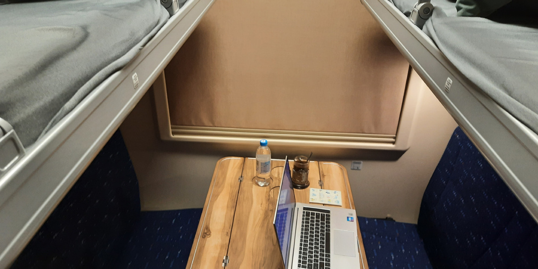 «Пусти только на ночь»: мужчина выкупил купе на одного, но его осудили попутчики