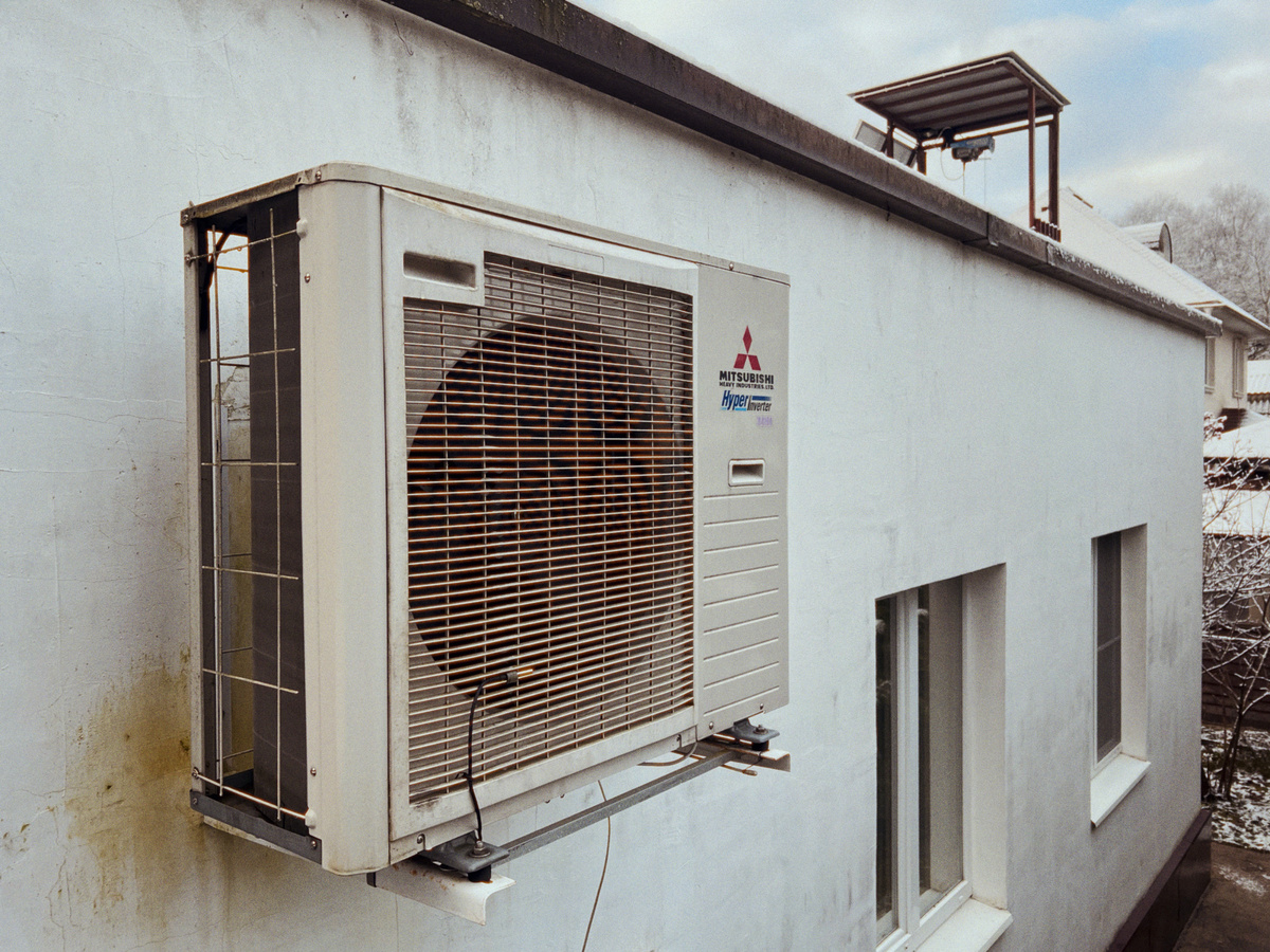 Наружный блок теплового насоса «воздух-воздух» Mitsubishi Heavy, установлен в 2012 году