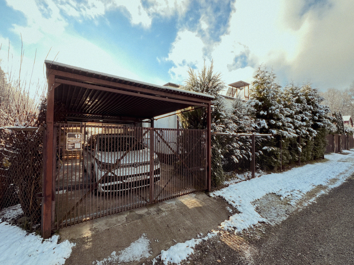 Дом из газобетонных блоков на плитном фундаменте с зеленой кровлей был построен в 2012 году своими руками. Чуть позже был сделан навес-пергола для автомобиля.
