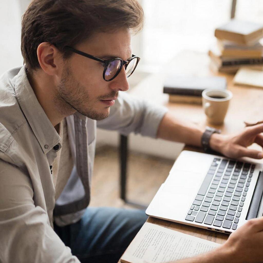 Сидим с «бобром» (кружкой кофе) за столом — привычное дело