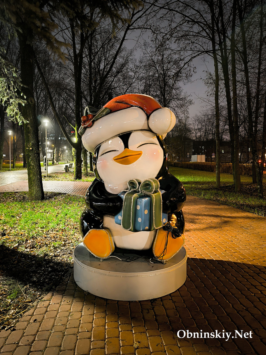 Новогодний пингвинёнок появился в сквере им. Жолио-Кюри