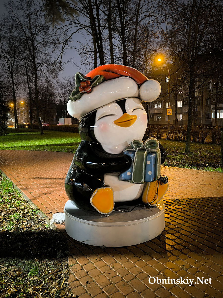 Новогодний пингвинёнок появился в сквере им. Жолио-Кюри
