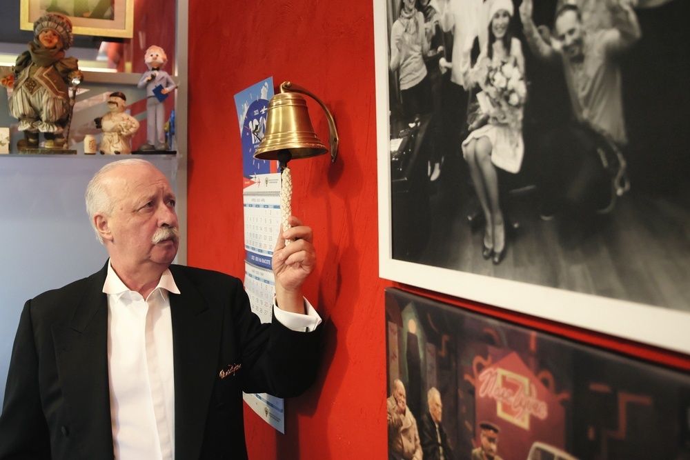    Леонид Якубович: В Беларуси на съемках фильма "Незабудки. Бессмертный авиаполк" поднял в воздух "кукурузник" и "бомбил" линию Сталина. / РИА Новости